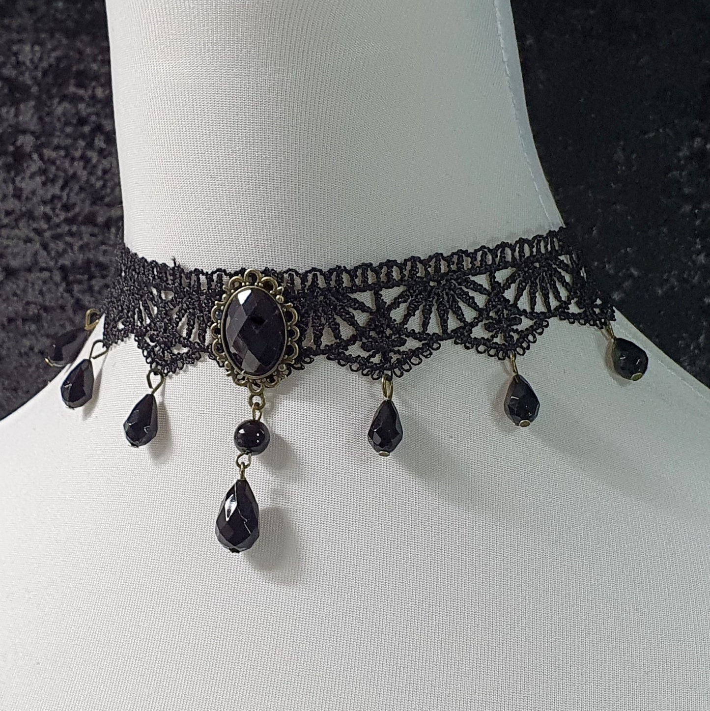 Weicher Choker aus schwarze Ätzspitze, mit Glasperlen in Tropfenform und Zierelement, Gothic Stil, Barock, Roccoco, Victorianisch