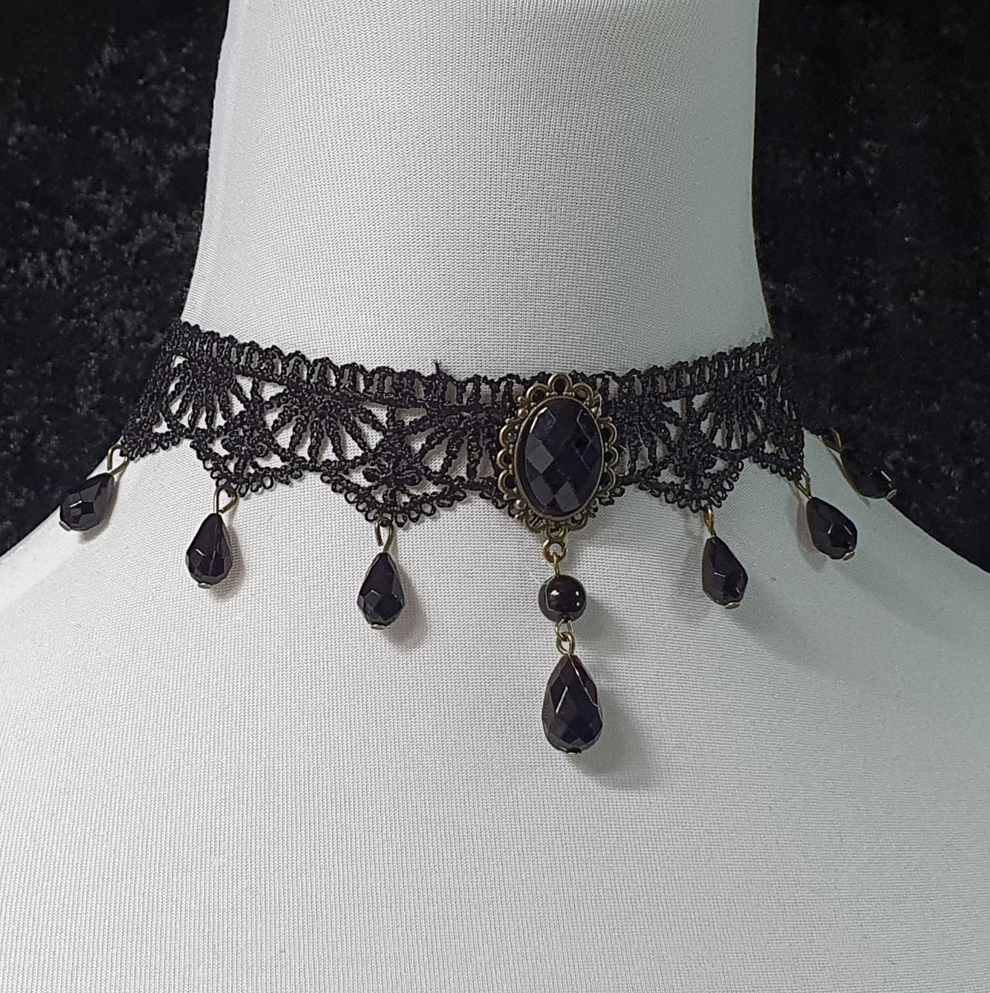 Weicher Choker aus schwarze Ätzspitze, mit Glasperlen in Tropfenform und Zierelement, Gothic Stil, Barock, Roccoco, Victorianisch