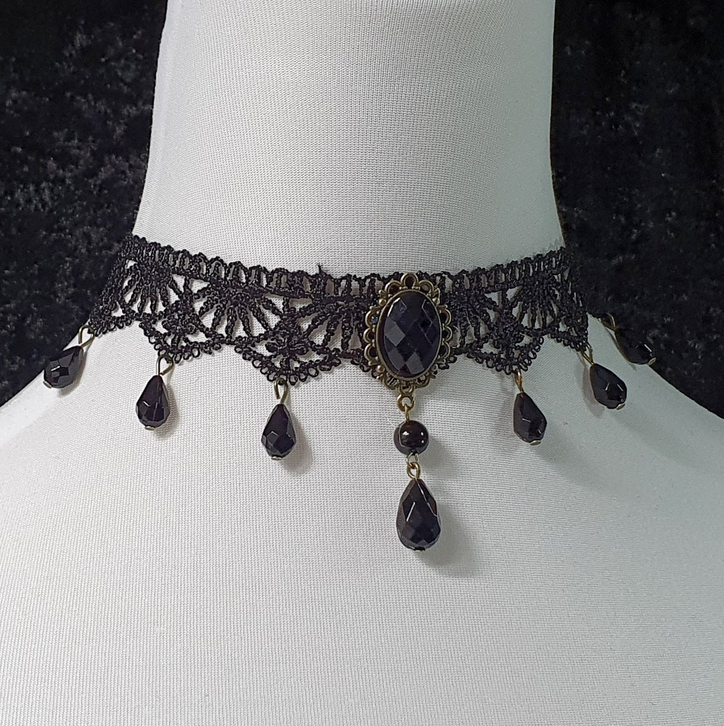 Weicher Choker aus schwarze Ätzspitze, mit Glasperlen in Tropfenform und Zierelement, Gothic Stil, Barock, Roccoco, Victorianisch
