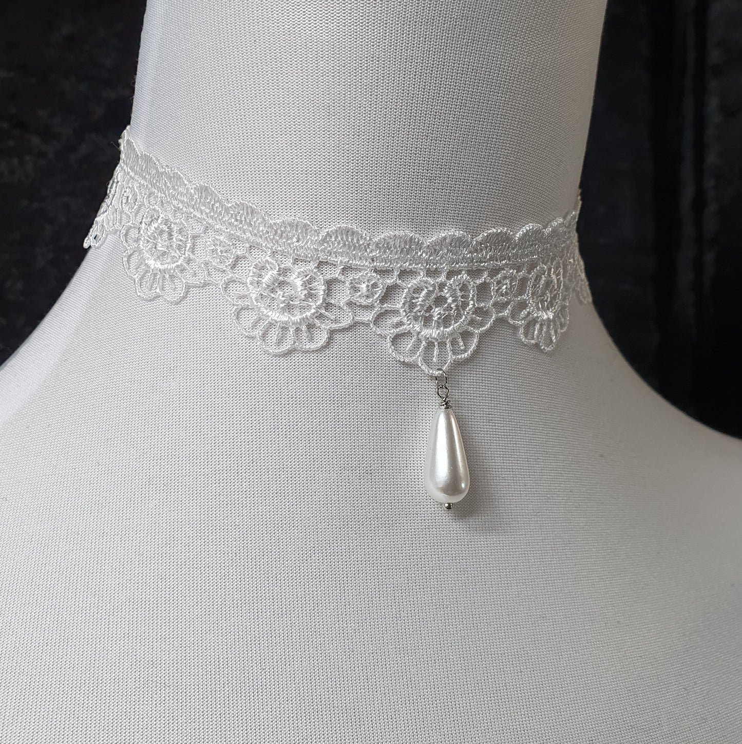 Zarter Choker weiße Ätzspitze, Bogenkante, mit weißer Tropfenperle