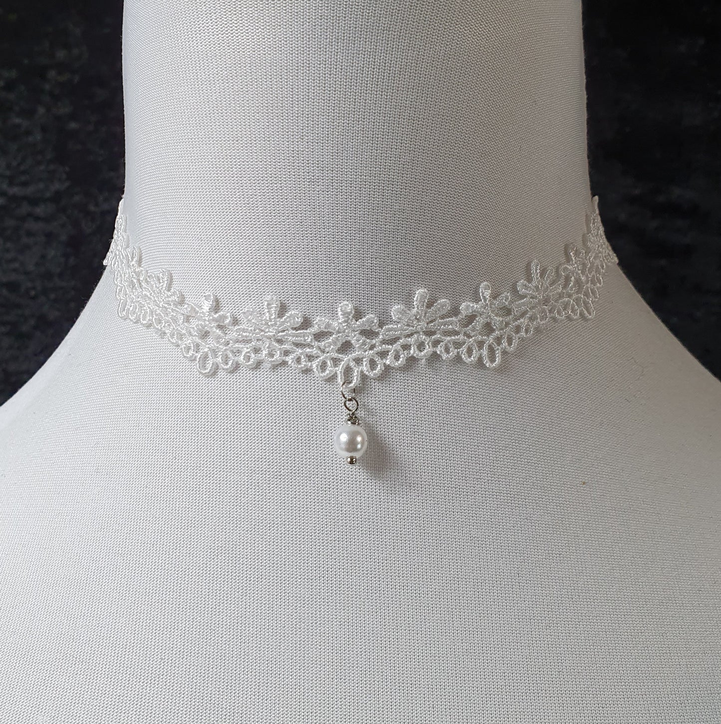 Zarter Choker weiße Ätzspitze, Blumen, Bogenkante