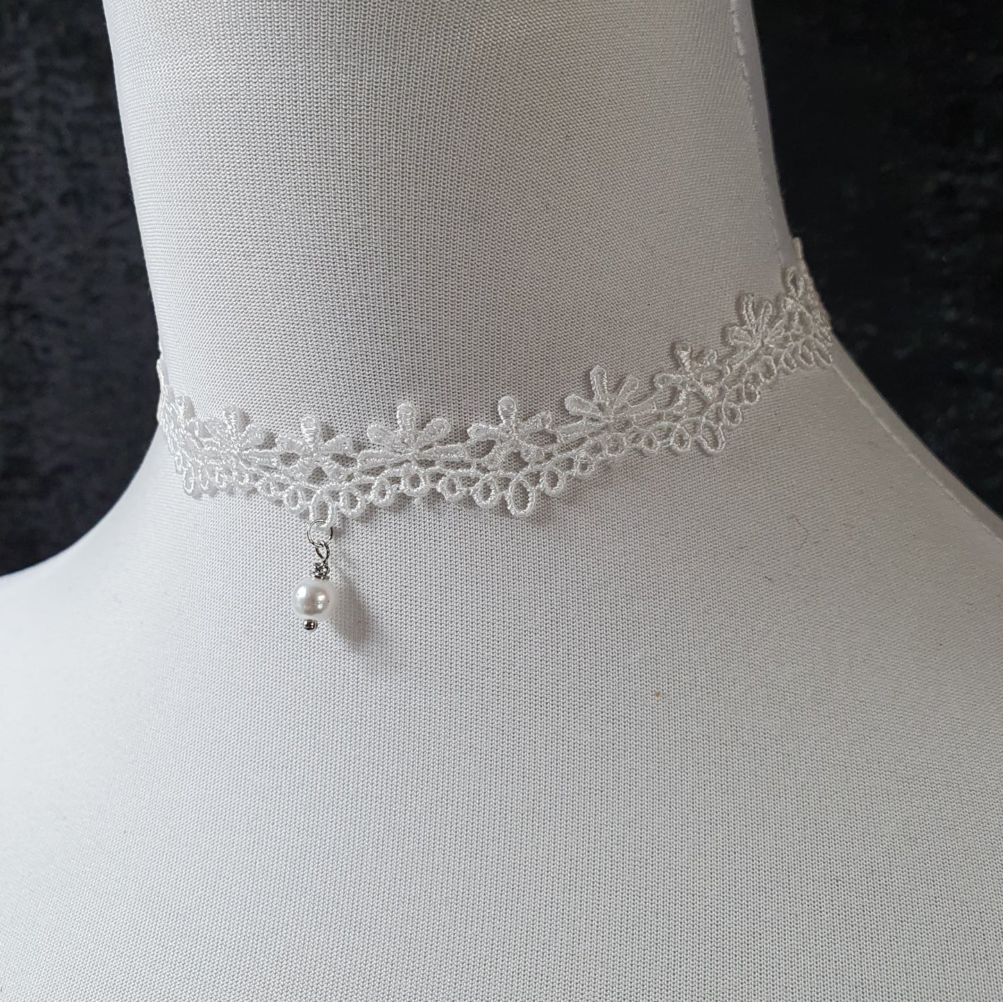 Zarter Choker weiße Ätzspitze, Blumen, Bogenkante