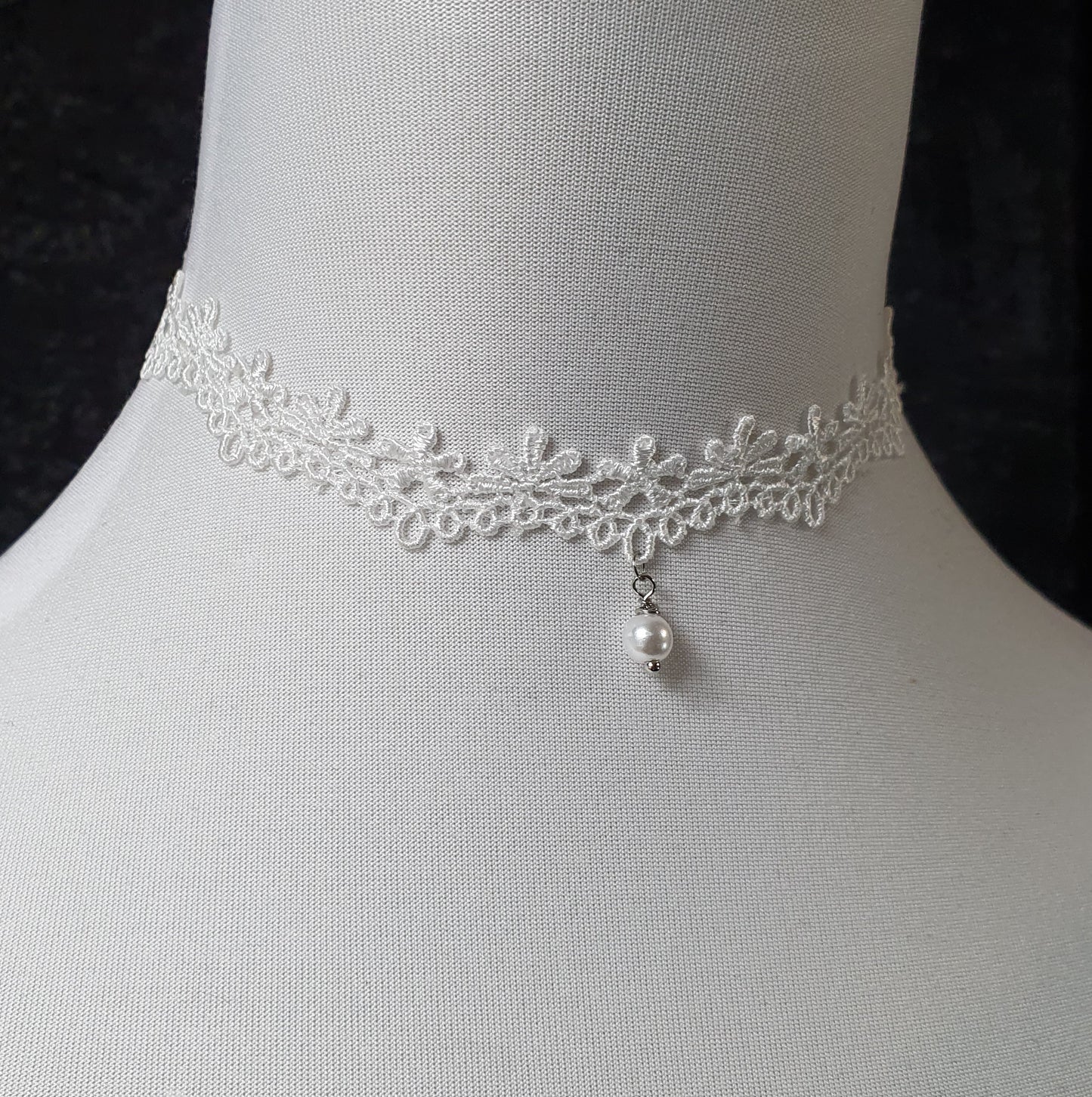 Zarter Choker weiße Ätzspitze, Blumen, Bogenkante