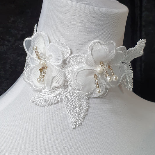 Choker weiß, Samt, mit Blumenapplikation