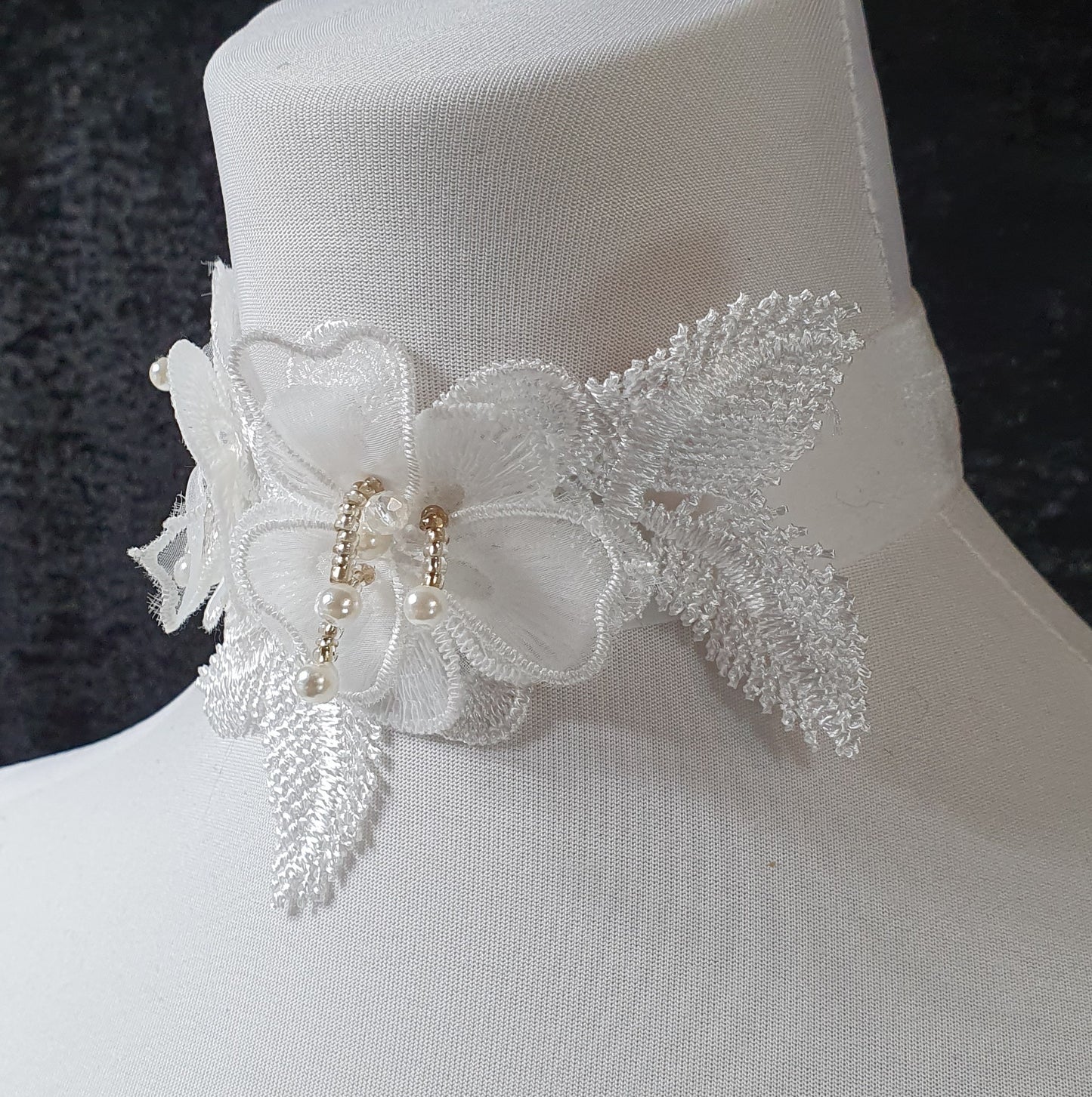 Choker weiß, Samt, mit Blumenapplikation