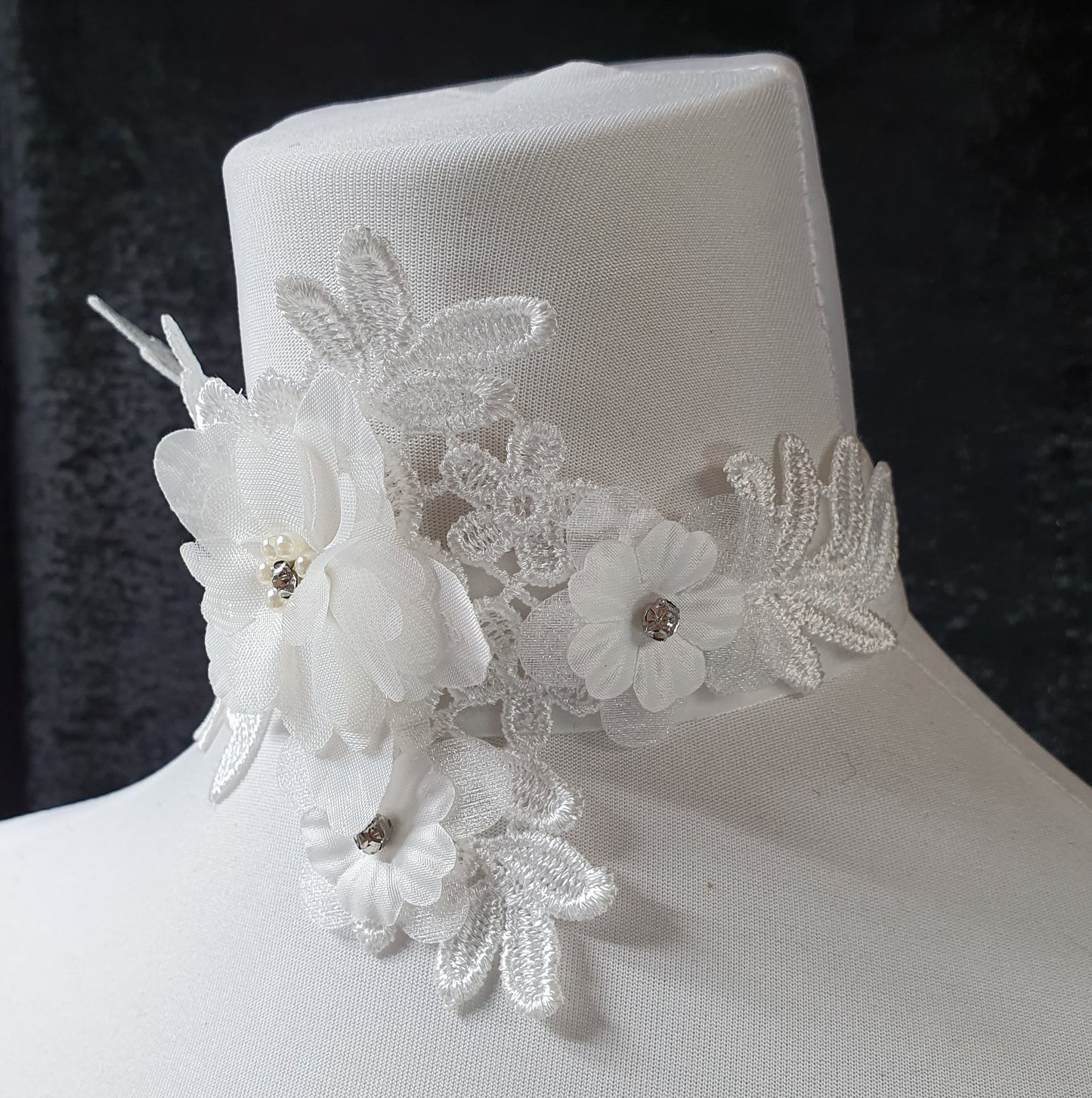 Choker weiß, Samt, mit Blumenapplikation