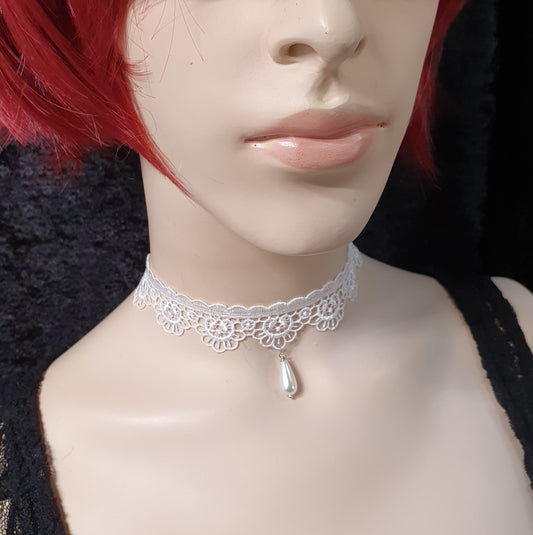 Zarter Choker weiße Ätzspitze, Bogenkante, mit weißer Tropfenperle