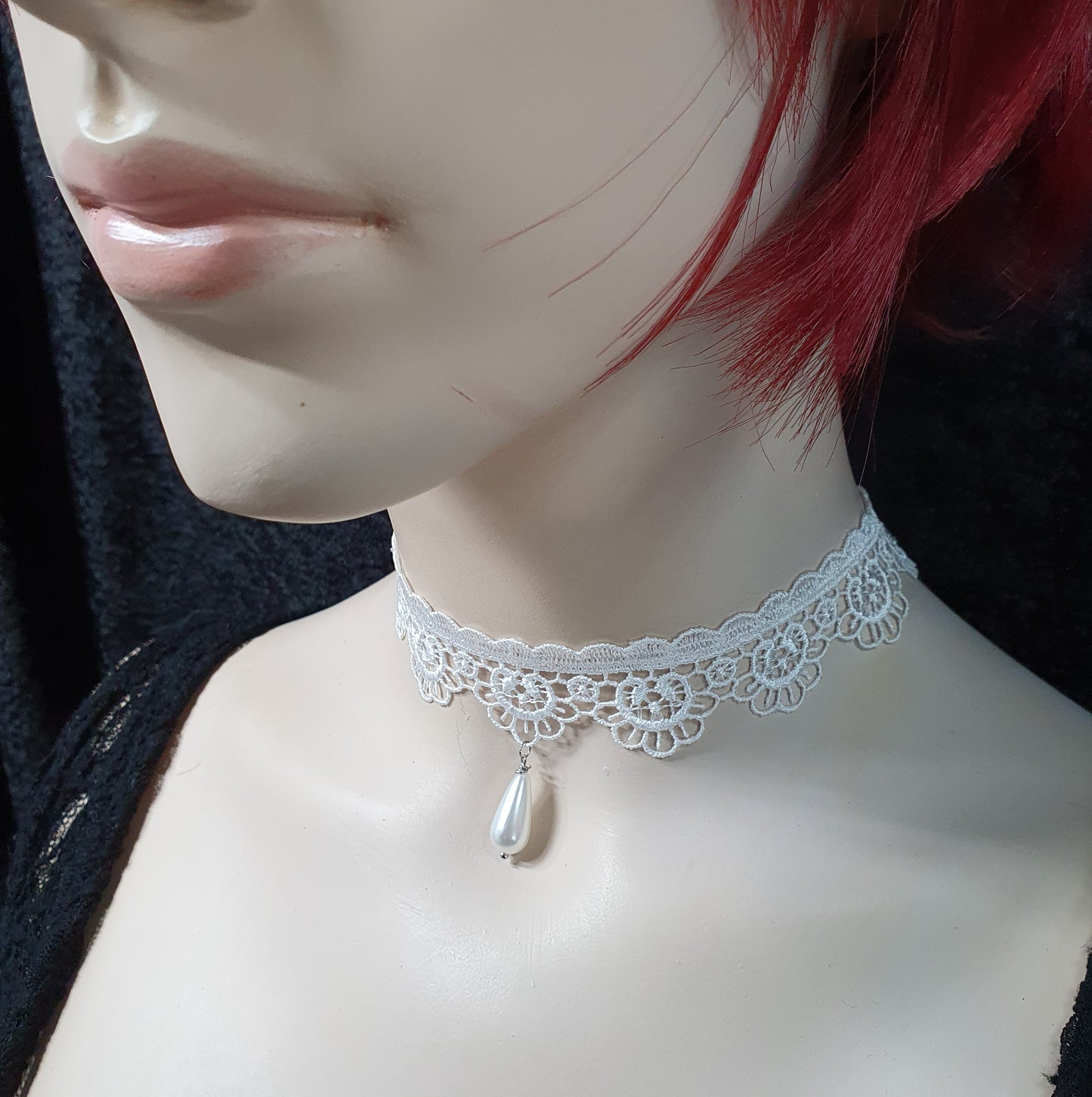 Zarter Choker weiße Ätzspitze, Bogenkante, mit weißer Tropfenperle