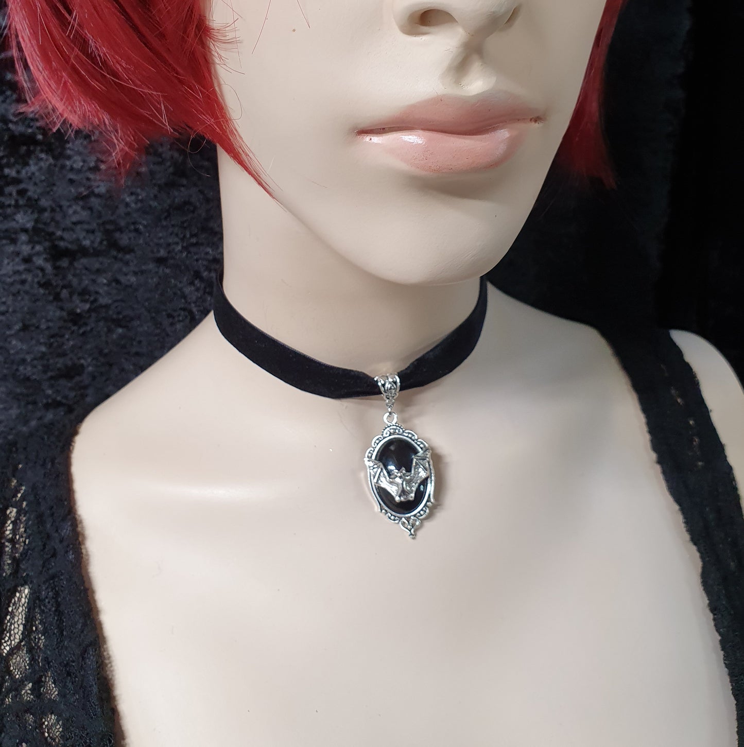 Weicher Choker, Samt, mit Anhänger Fledermaus