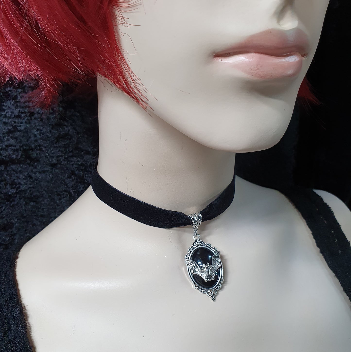 Weicher Choker, Samt, mit Anhänger Fledermaus