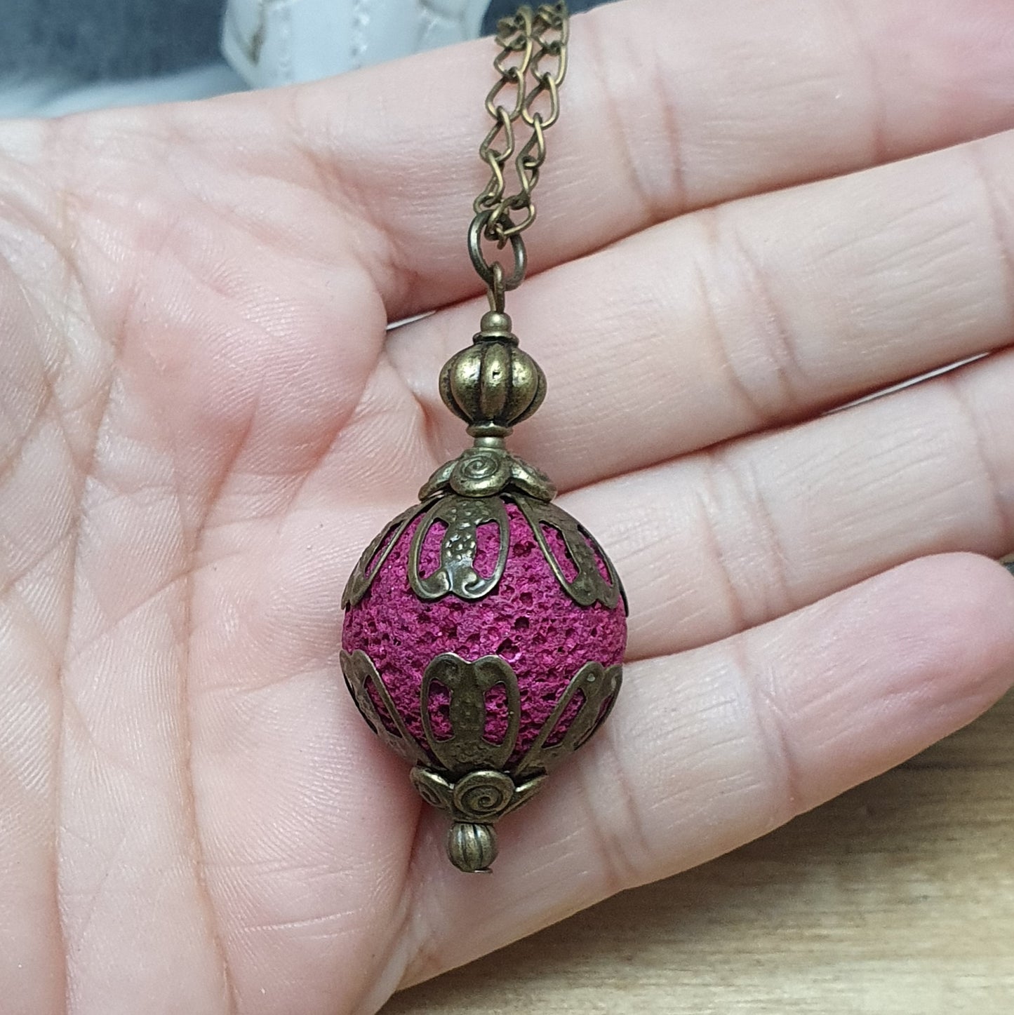 Anhängerkette mit großer, pinker Lavakugel im Shabby-Chic Design