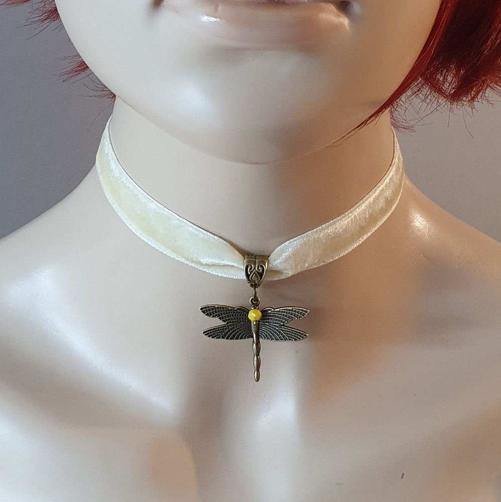 Choker pastellgelber Samt, Libelle, Shabby-Style, antik bronzefarbig