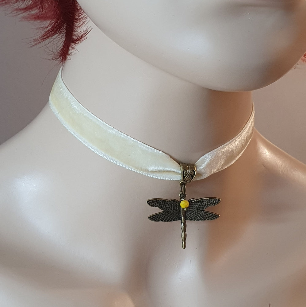 Choker pastellgelber Samt, Libelle, Shabby-Style, antik bronzefarbig