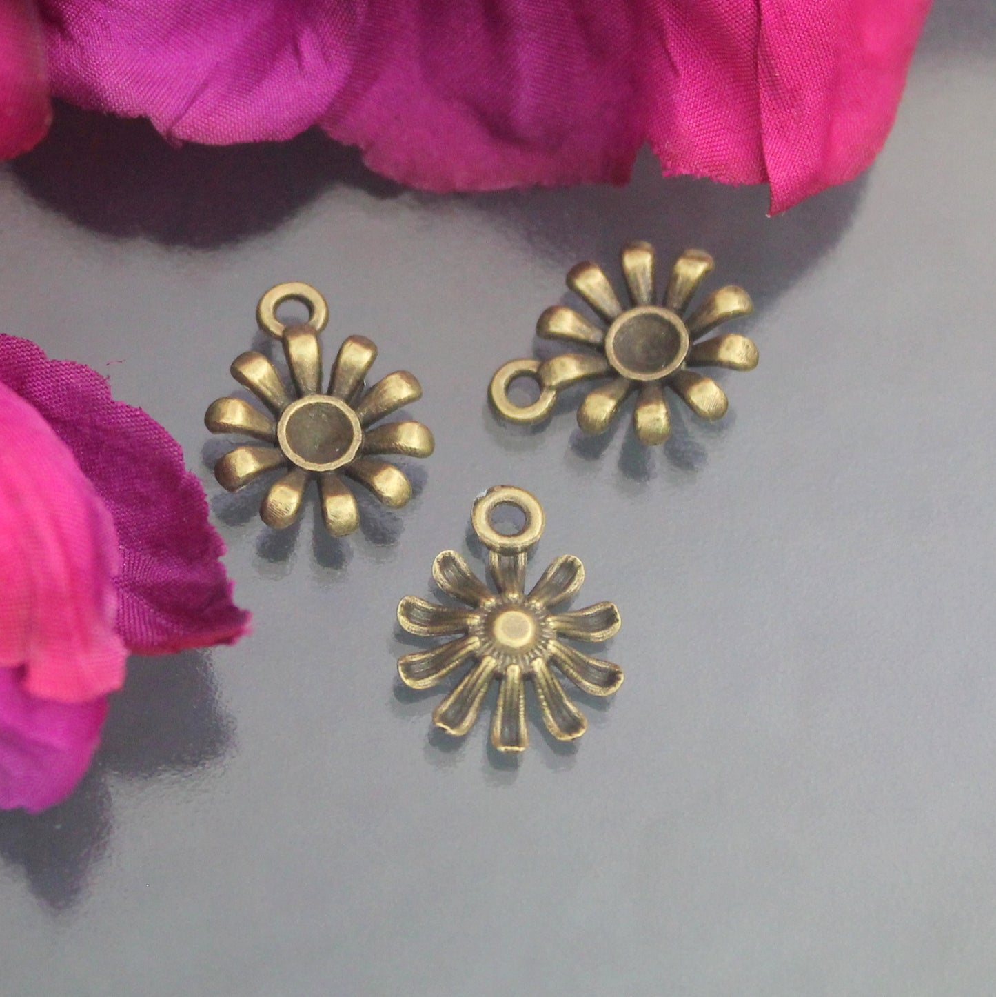 Anhänger Blume, 16mm, antik bronzefarbig, Schmuck Basteln