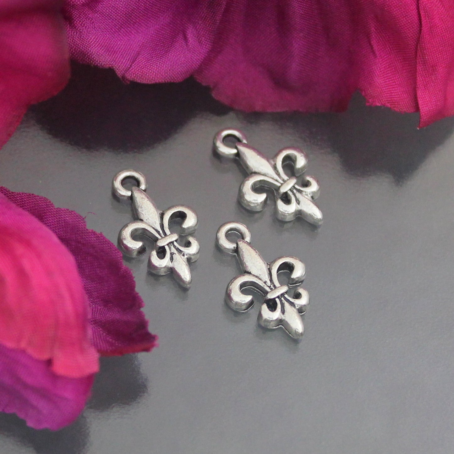 5 Anhänger, Cahrms, Fleur de Lys, 16mm, Schmuck Basteln