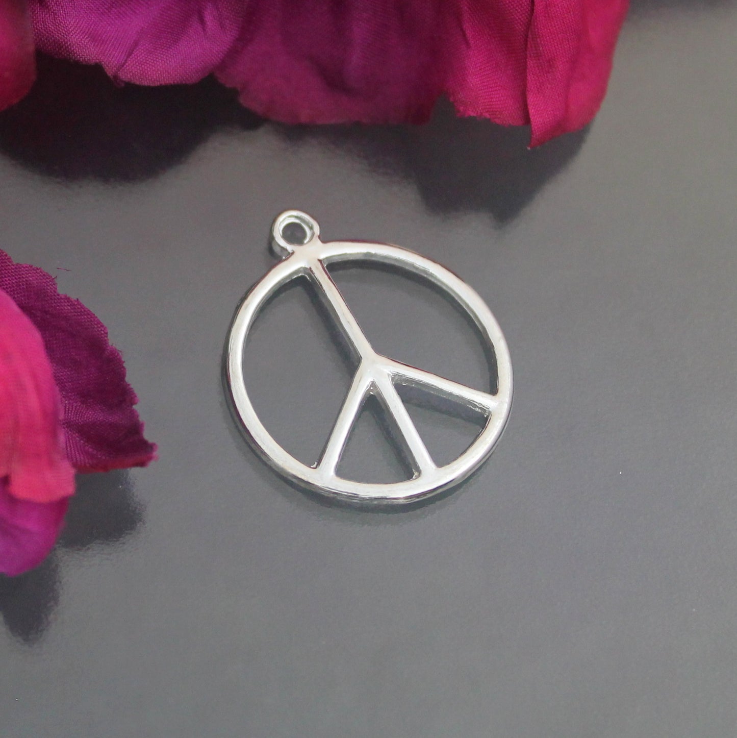 Versilberter Anhänger Love & Peace, 27mm, als Kettenanhänger für Schmuckherstellung
