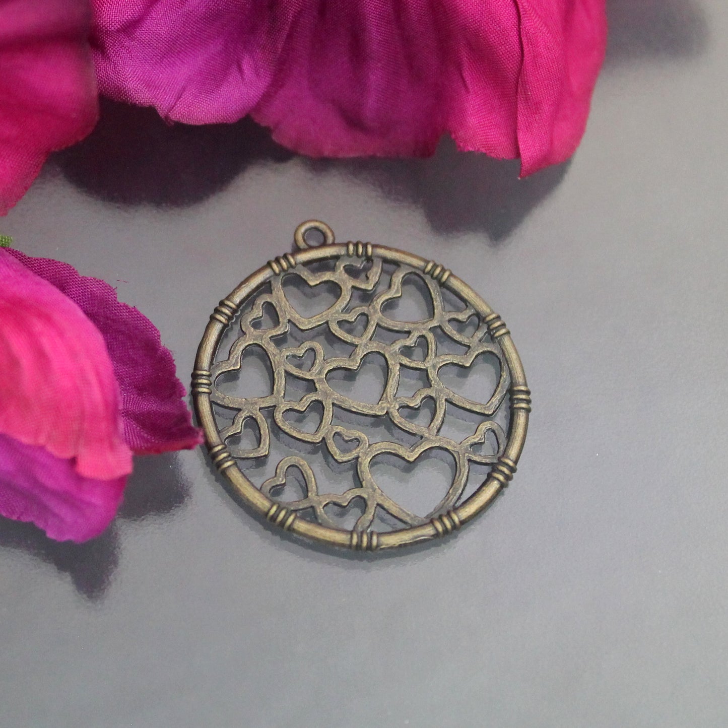 Anhänger Circle mit Herzen in antik bronzefarbig, 34mm, Schmuck DIY