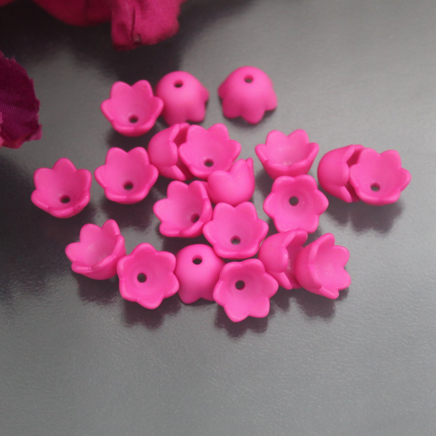 20 Käppchen, Blumen, Blüten, gefrostet, opak, 9mm, Schmuck basteln