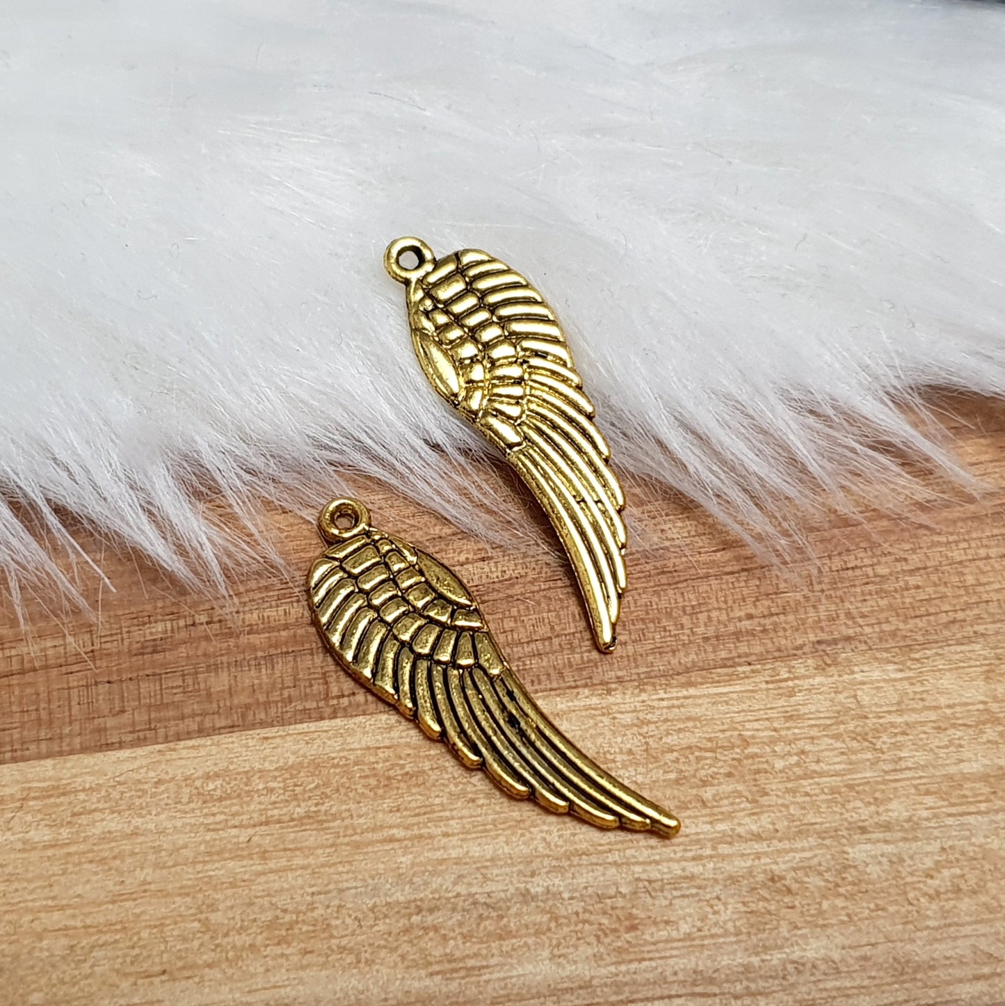 Vier detailreiche Flügel-Anhänger in antikem Gold – 30 mm – beidseitig geprägt mit Patina-Effekt – perfekt für DIY-Schmuck, Taschen & kreative Accessoires.