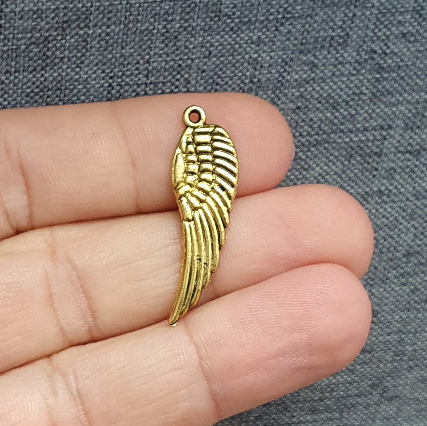 Vier detailreiche Flügel-Anhänger in antikem Gold – 30 mm – beidseitig geprägt mit Patina-Effekt – perfekt für DIY-Schmuck, Taschen & kreative Accessoires.