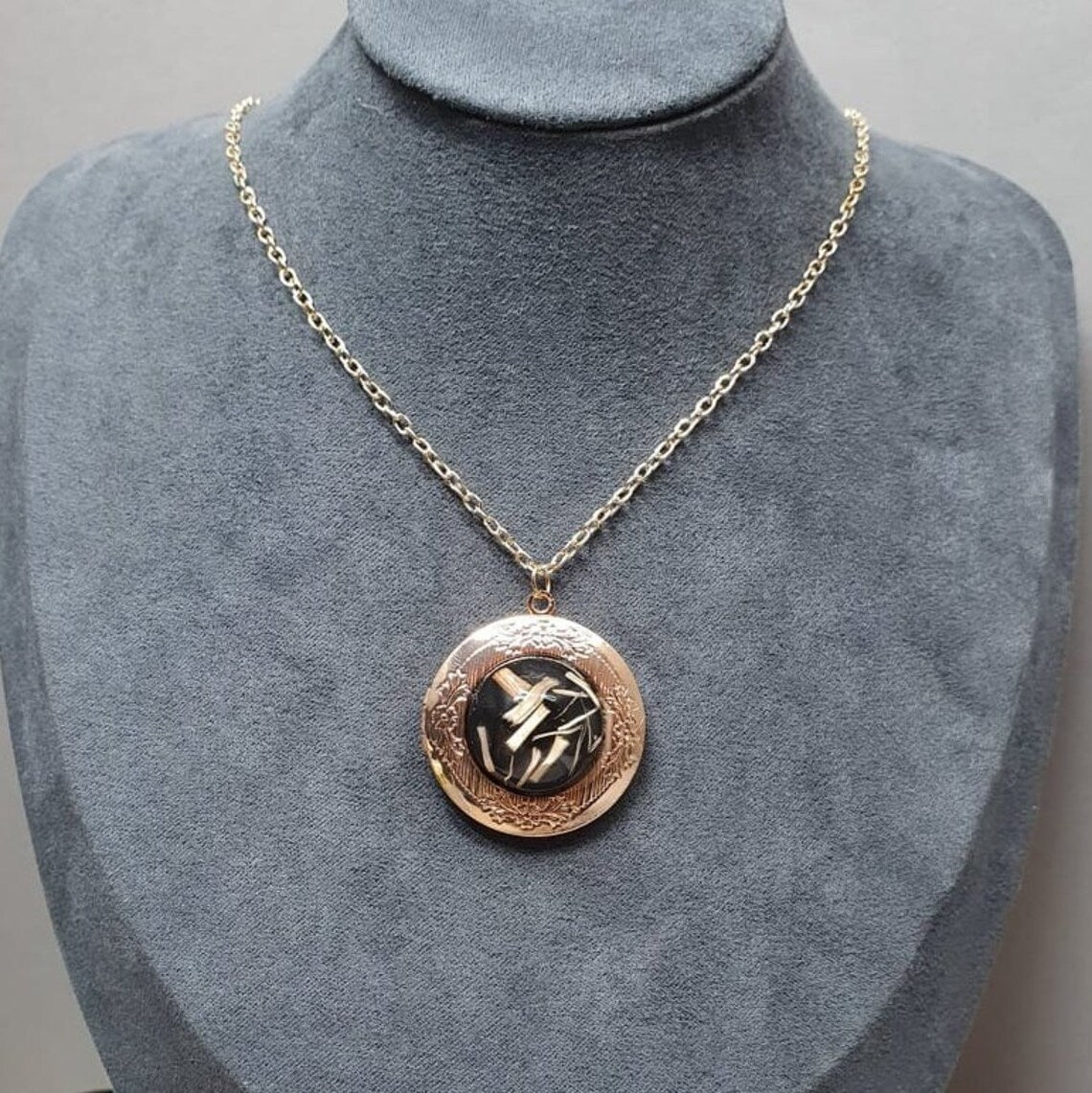 Kette mit Medaillon Anhänger, Resin Cabochon, vergoldet