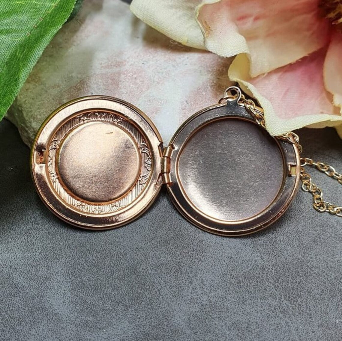 Kette mit Medaillon Anhänger, Resin Cabochon, vergoldet
