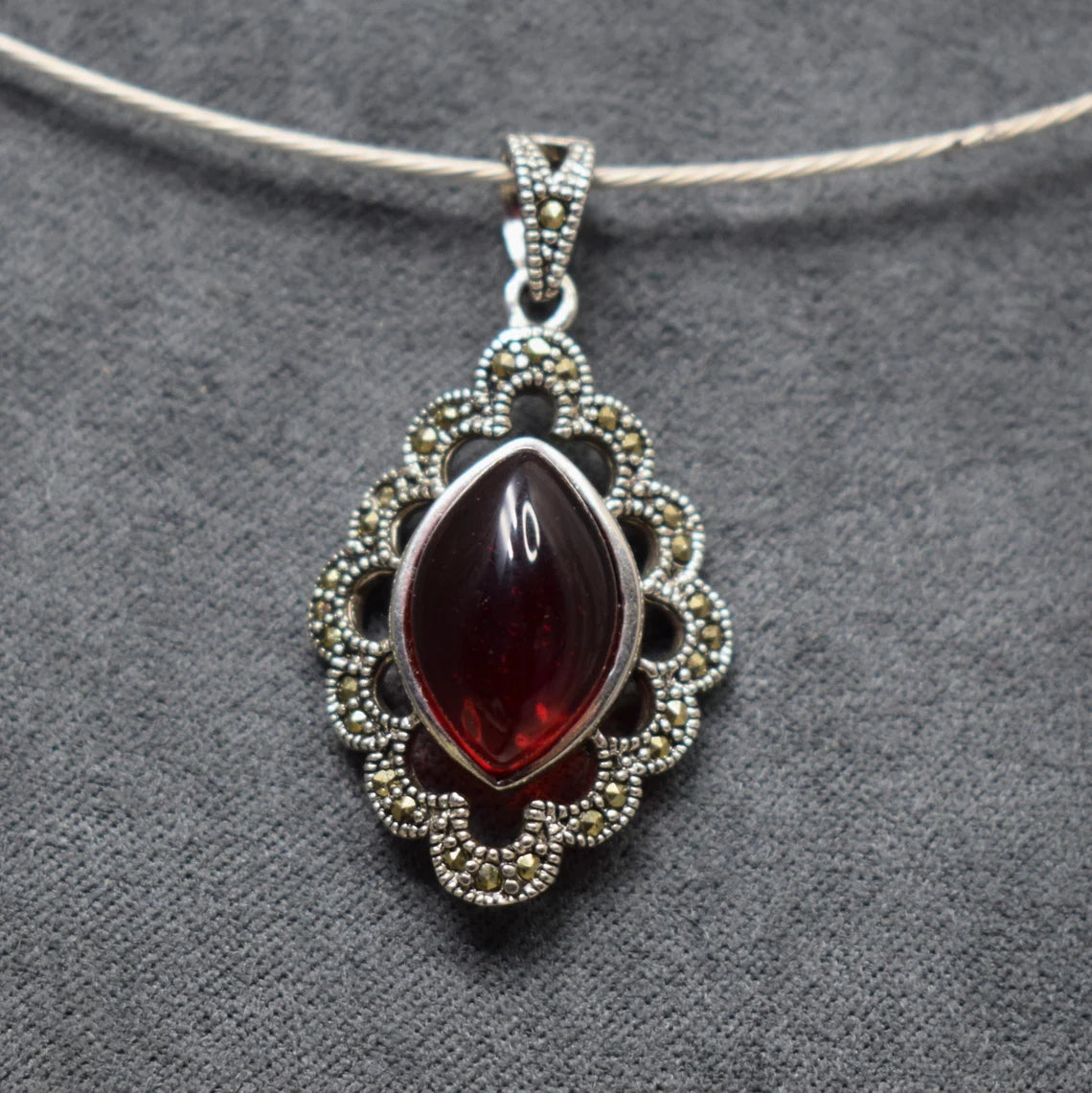 Anhänger, .925 Sterling Silber, Roter Schmuckstein, Markasit