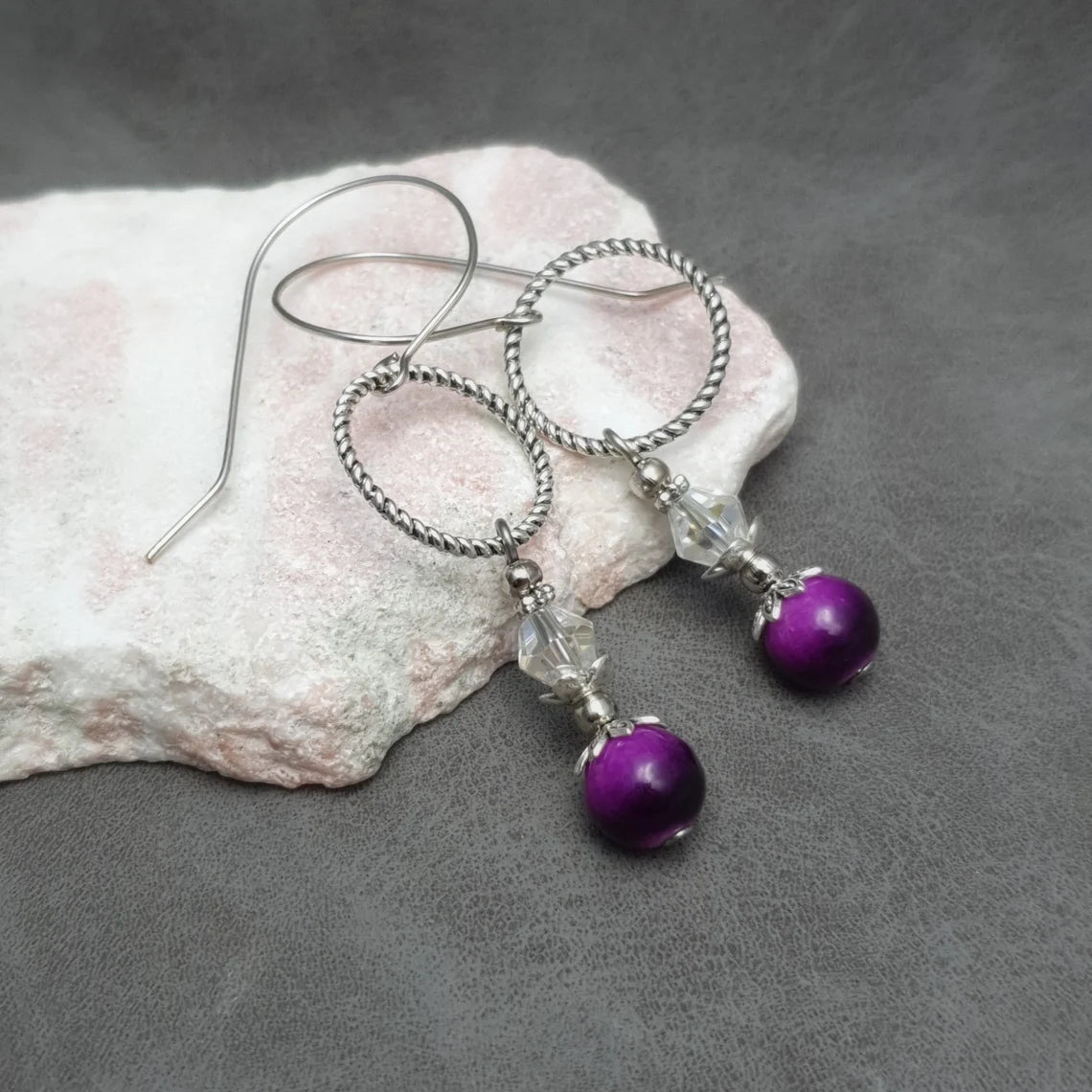 Ohrringe, Ohrhänger, Violett/Schwarze Kugeln, silberfarbig