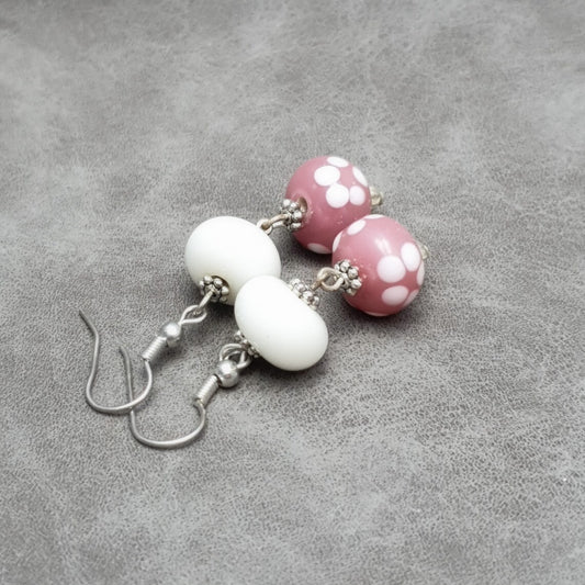 Ohrringe, Ohrhänger,Lampwork Beads, Weiss, Altrosa, silberfarbig