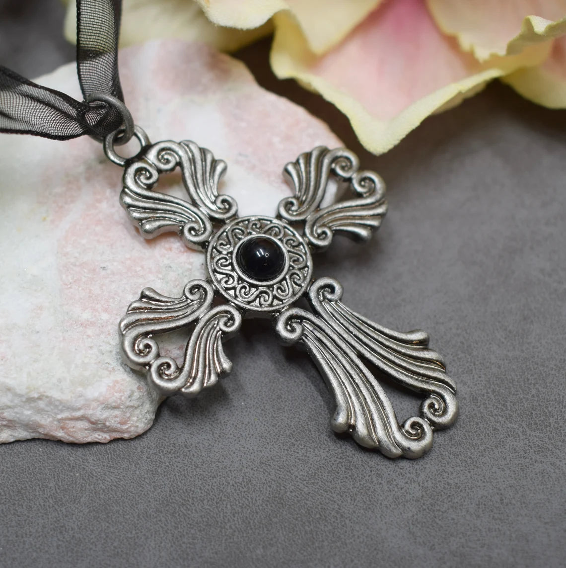 Kette aus Organza schwarz, mit gotischem Kreuz, Nostalgie, Altsilberfarben