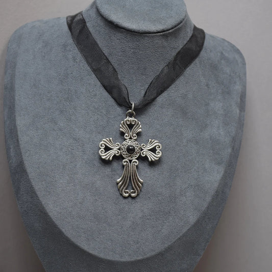 Kette aus Organza schwarz, mit gotischem Kreuz, Nostalgie, Altsilberfarben