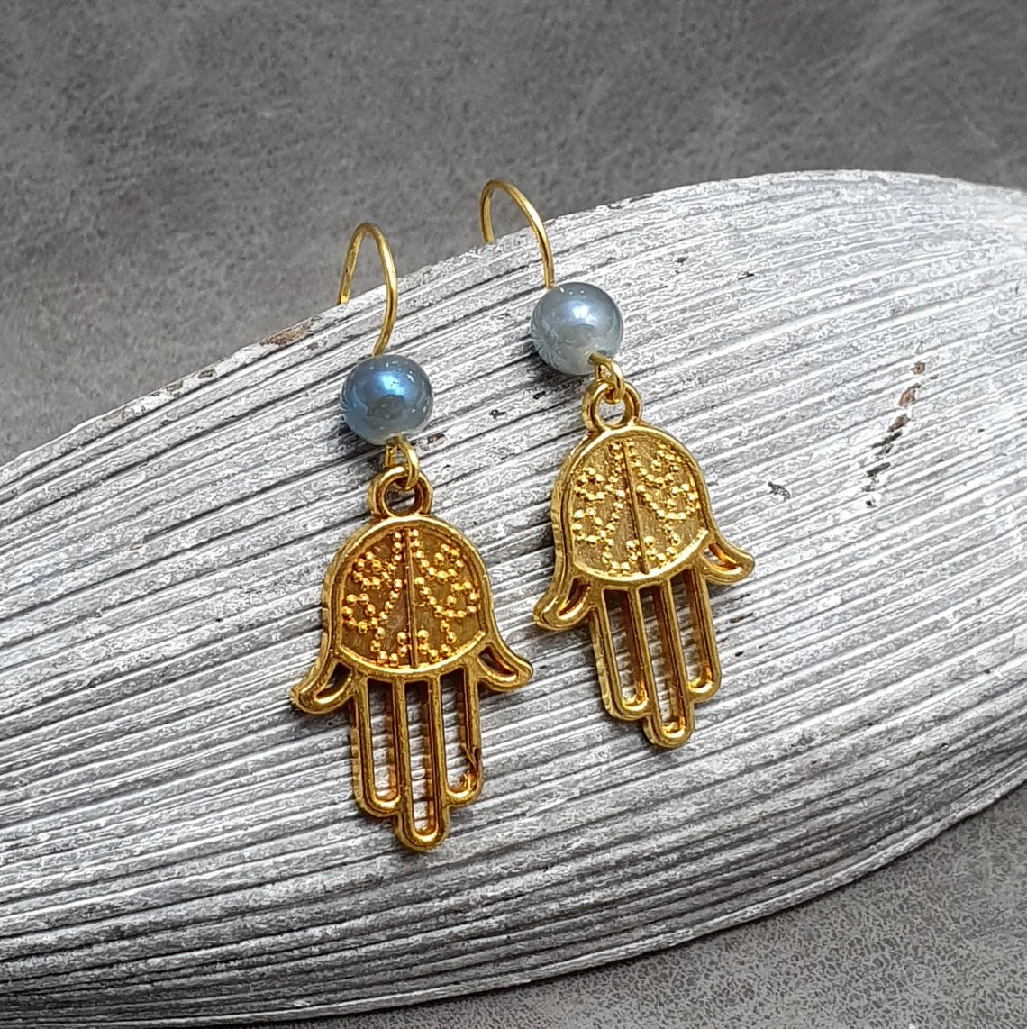 Ohrhänger, Hängerchen, Ohrringe, Hamsa Hand, die Hand Fatimas, Vergoldet, Glasperlen Grau