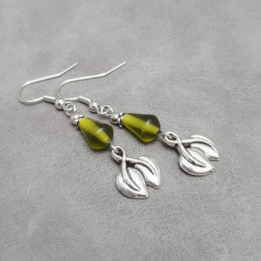 Ohrhänger, Hängerchen, Blättchen, böhmische Glasperlen, Dunkelgrün, Silberfarbig