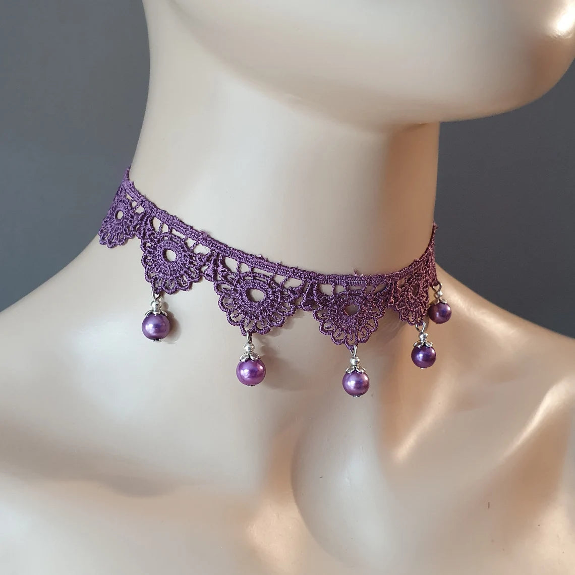 Choker, Kropfband, feine violette Häkelspitze, violette Glaswachsperlen