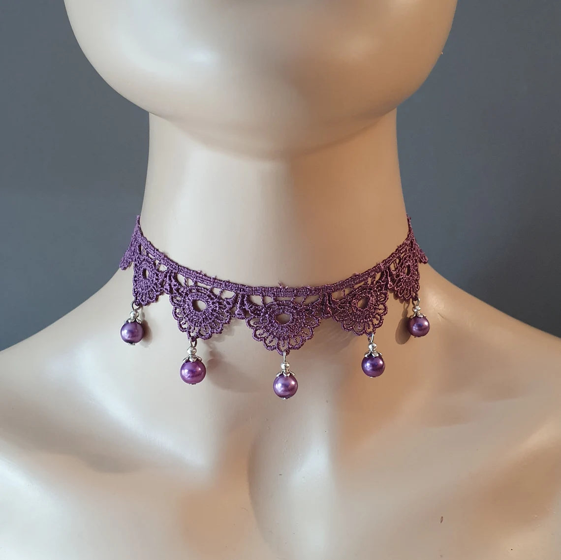 Choker, Kropfband, feine violette Häkelspitze, violette Glaswachsperlen