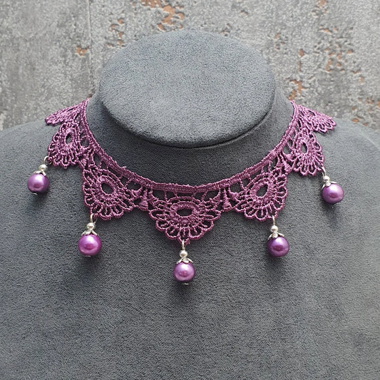 Choker, Kropfband, feine violette Häkelspitze, violette Glaswachsperlen
