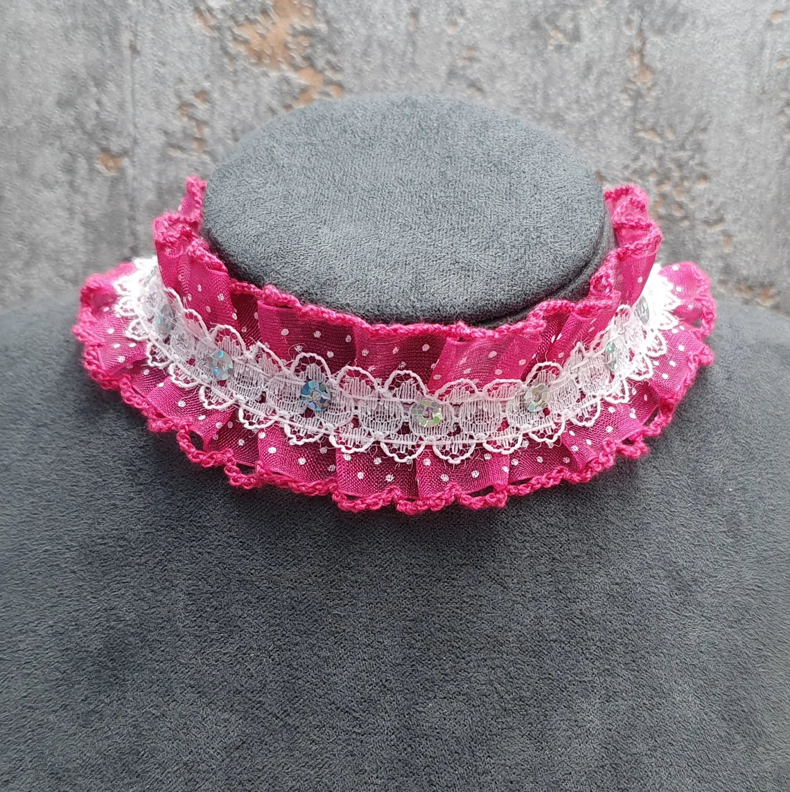 Choker, Kropfband, Quietschpink, mit Pailletten, gerüscht
