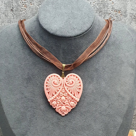 Kette aus Organza, mit Anhänger Herz mit Rosen Altrosa