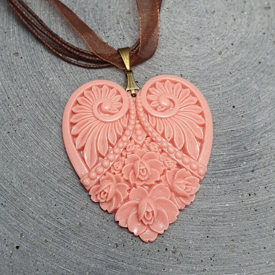 Kette aus Organza, mit Anhänger Herz mit Rosen Altrosa