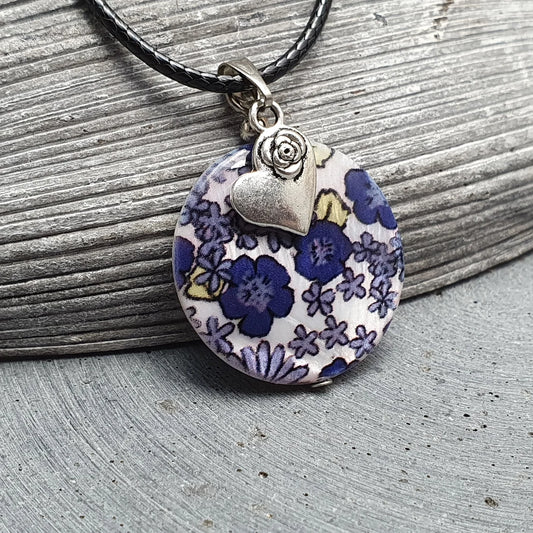 Anhänger Muschelperle mit blauen Blumen kleines Herz