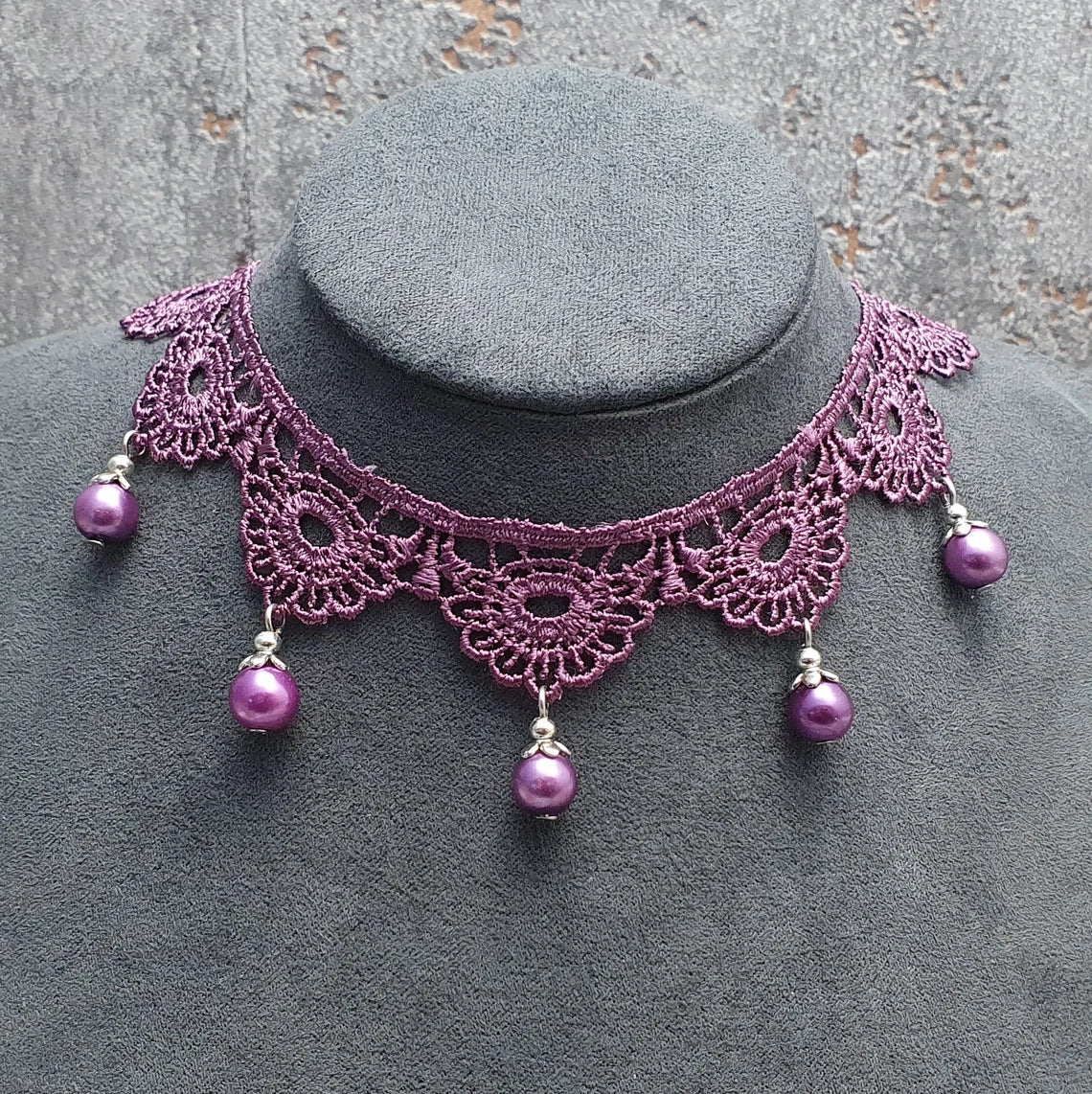 Choker, Kropfband, feine violette Häkelspitze, violette Glaswachsperlen