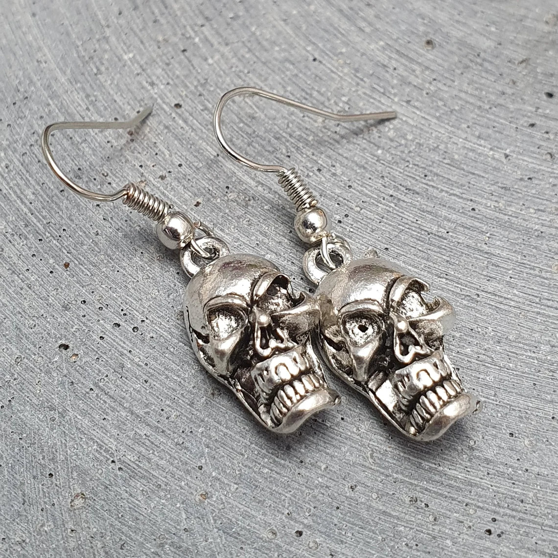 Ohrhänger Schädel Totenkopf silberfarbig