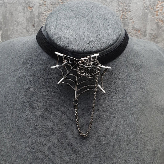 Halsband, Samt, Schwarz, mit Broschenanhänger, Spinne, Spinnennetz