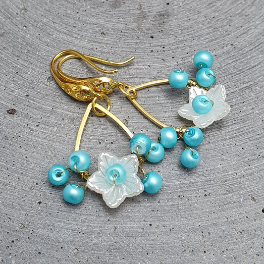 Ohrhänger Frühlingsgruß mit weissen Blüten, vergoldet