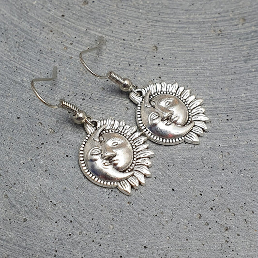 Ohrhänger mit Anhänger Sonne & Mond, silberfarbig