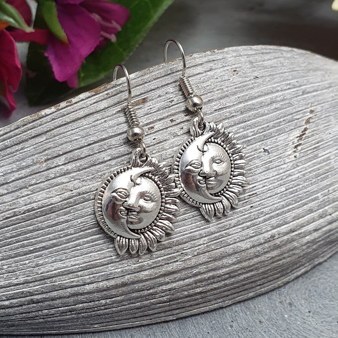 Ohrhänger mit Anhänger Sonne & Mond, silberfarbig