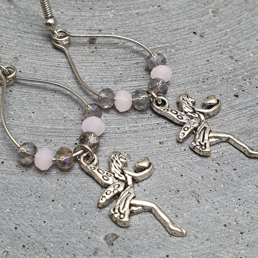 Handgemachte Ohrhänger mit kleiner Elfe, silberfarbig mit Kristallglas