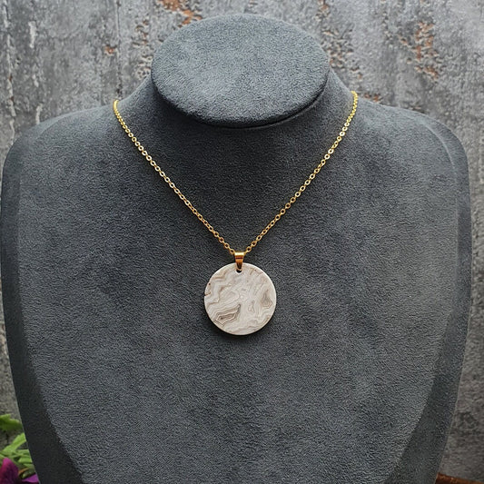 Anhänger mit Scheibe aus Crazy Lace Achat, rund, an vergoldeter Kette aus Edelstahl