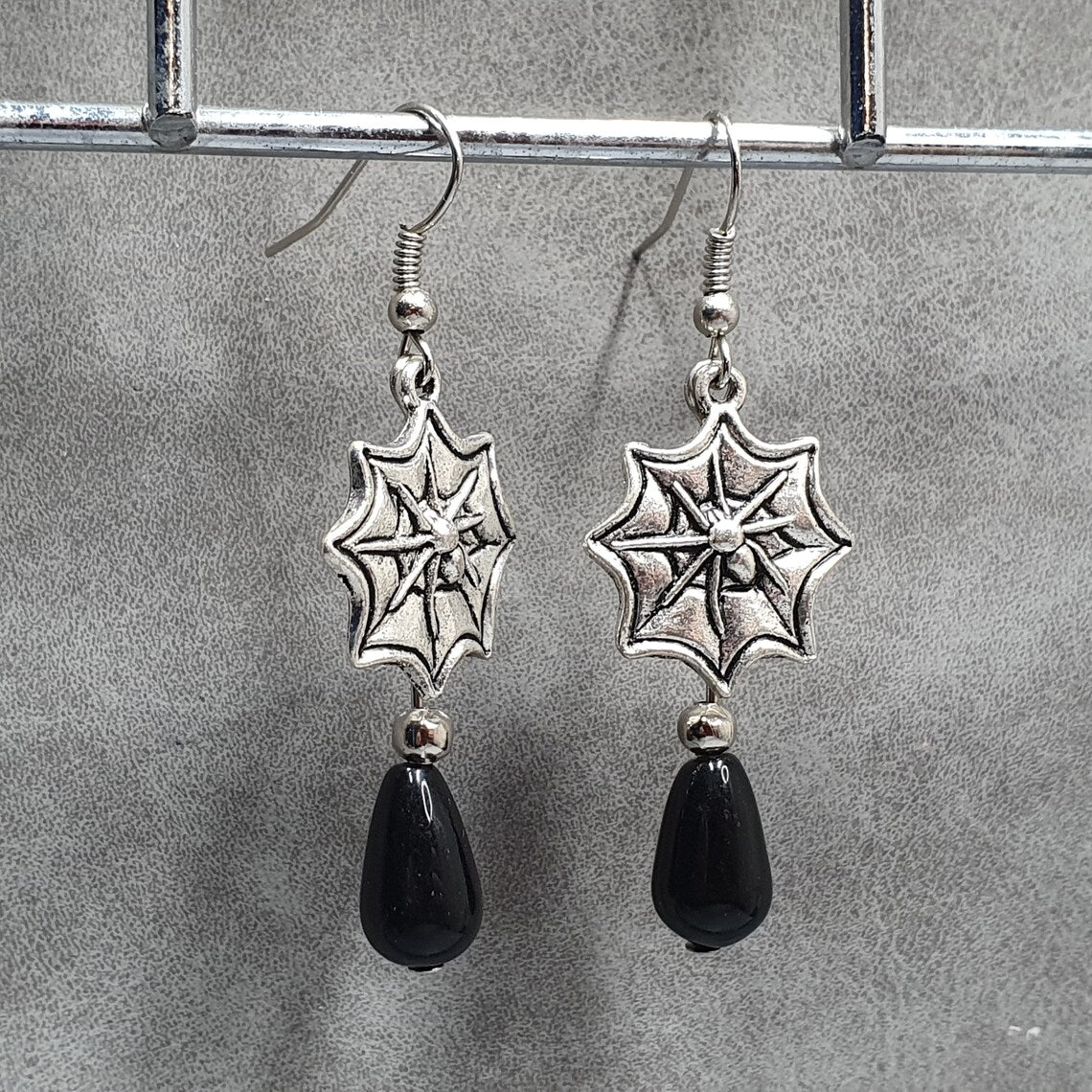 Gothic Ohrhänger mit Spinne im Netz, silberfarbig mit schwarzen Glastropfen