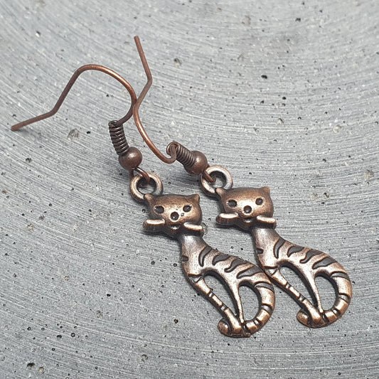 Schlichte Ohrhänger mit kleiner Katze in antik kupferfarbig